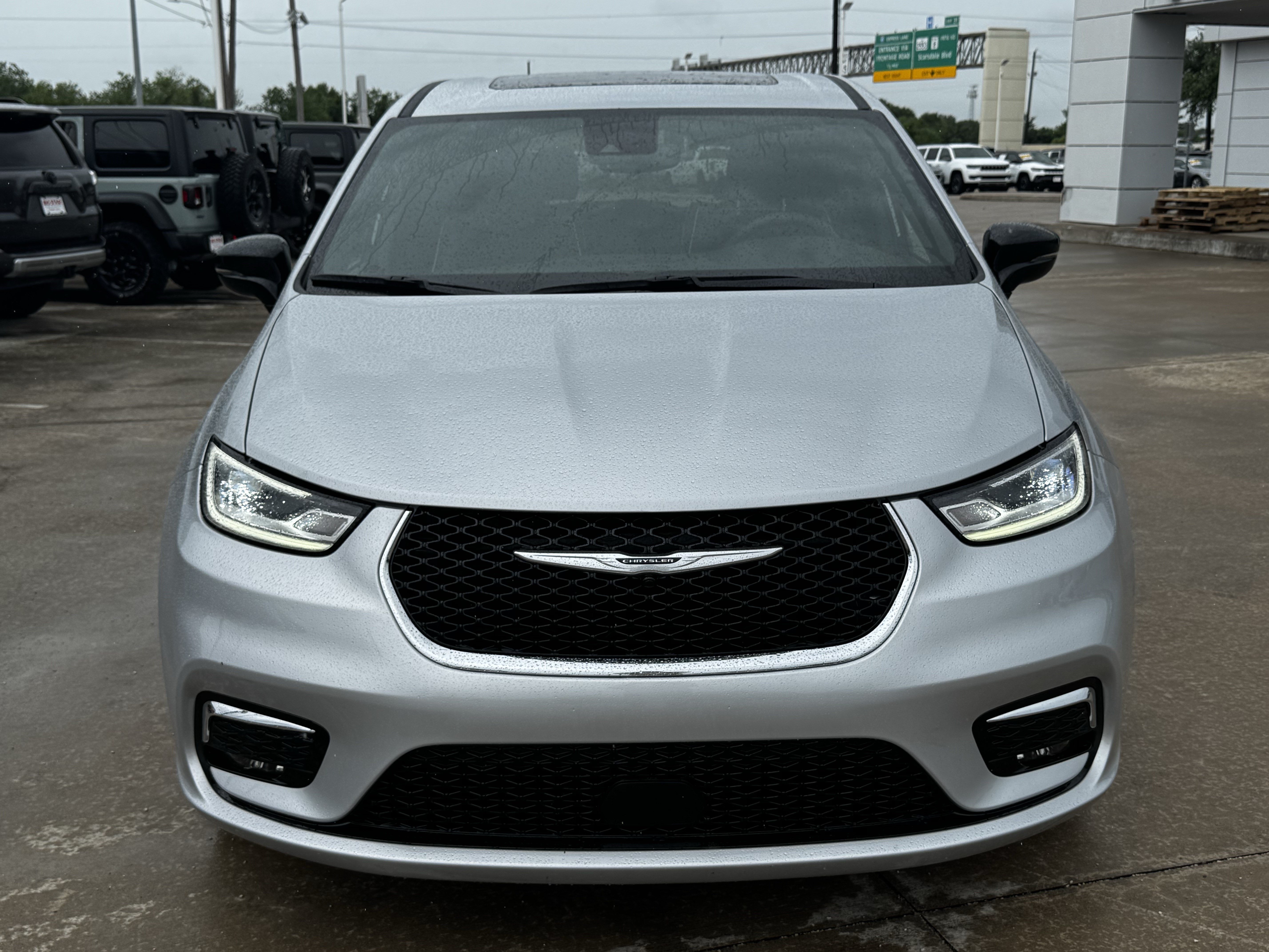 Used 2026 Chrysler Pacifica Limited FWD image 3