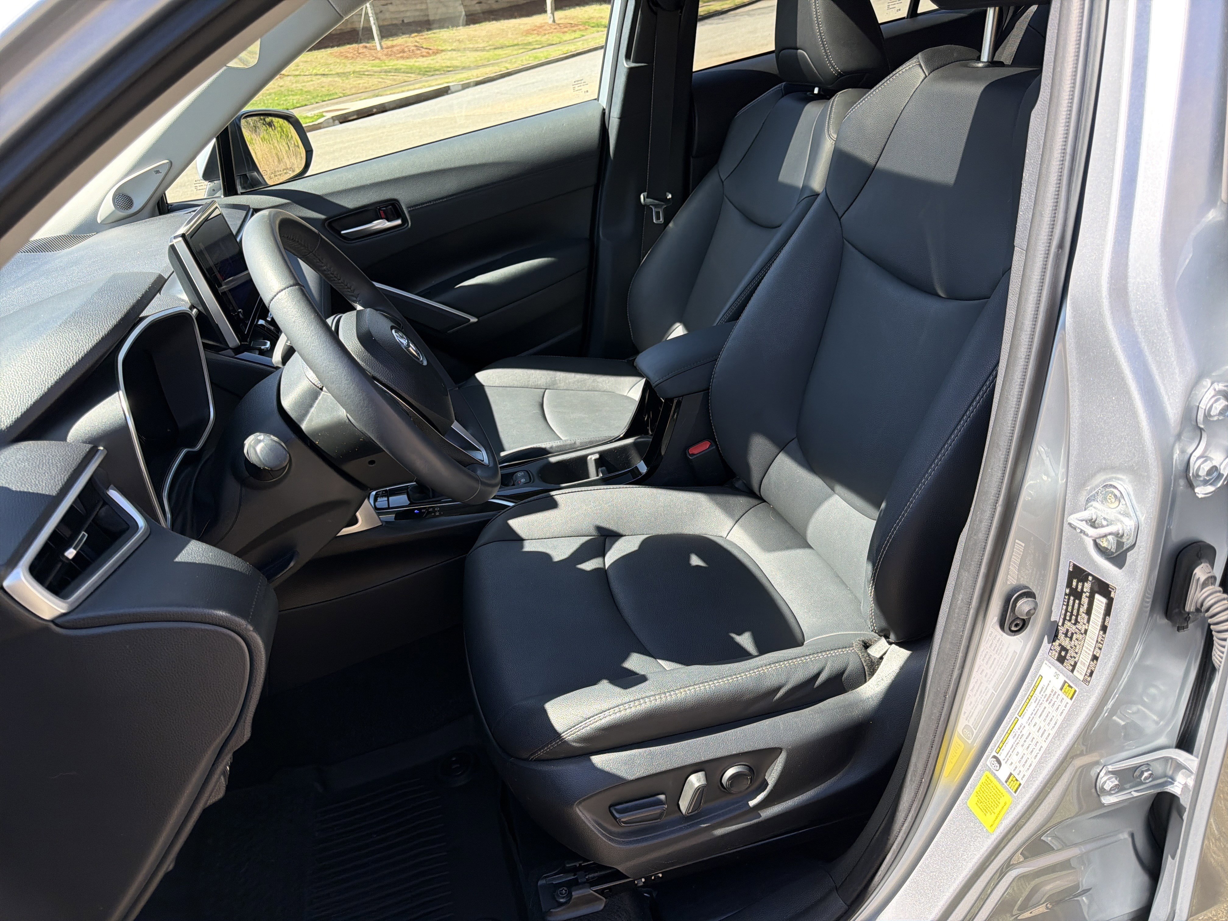 Used 2024 Toyota Corolla Cross XLE w/ Convenience Package image 9