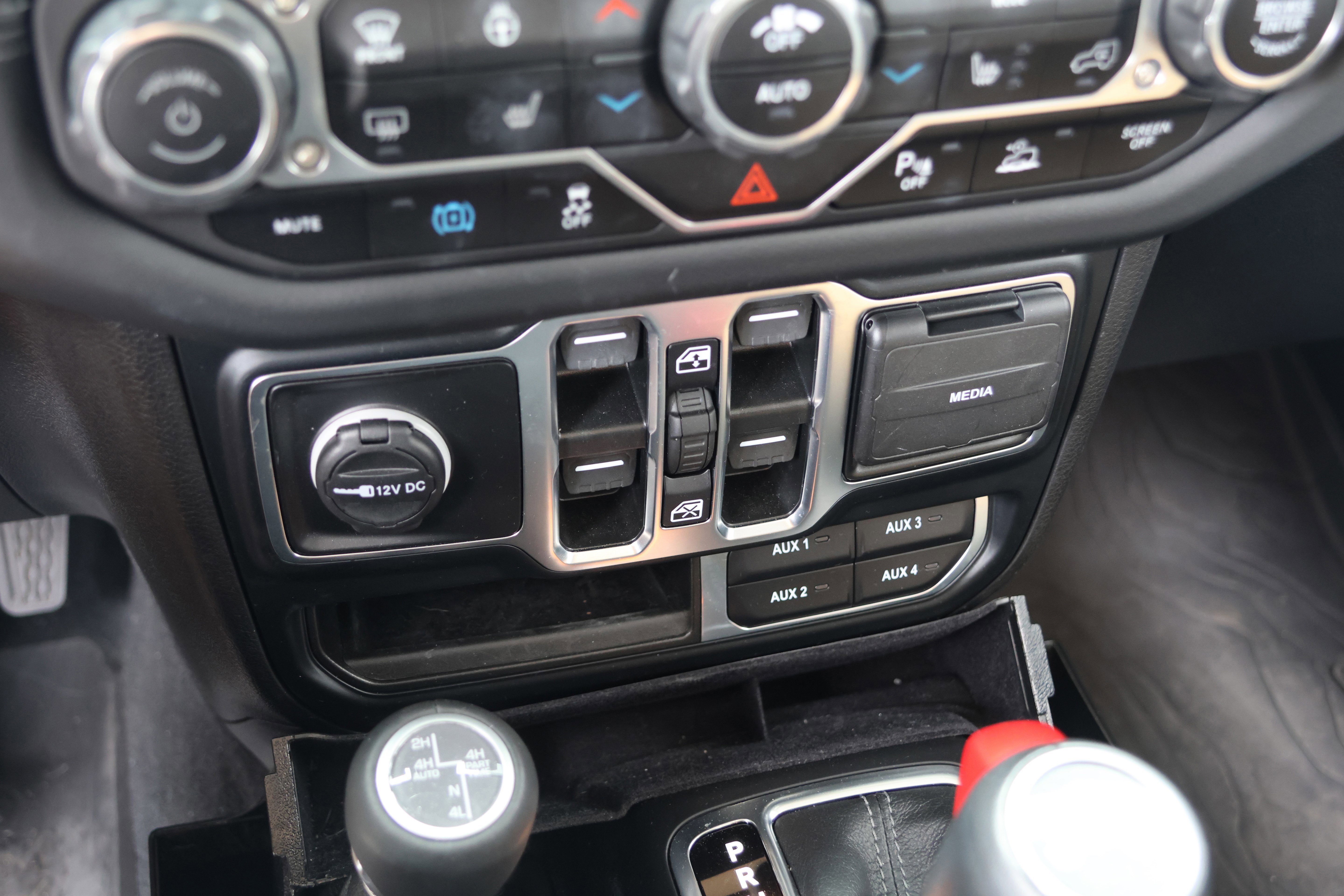 Used 2024 Jeep Wrangler Unlimited Sahara w/ Technology Group AWD/4WD image 29