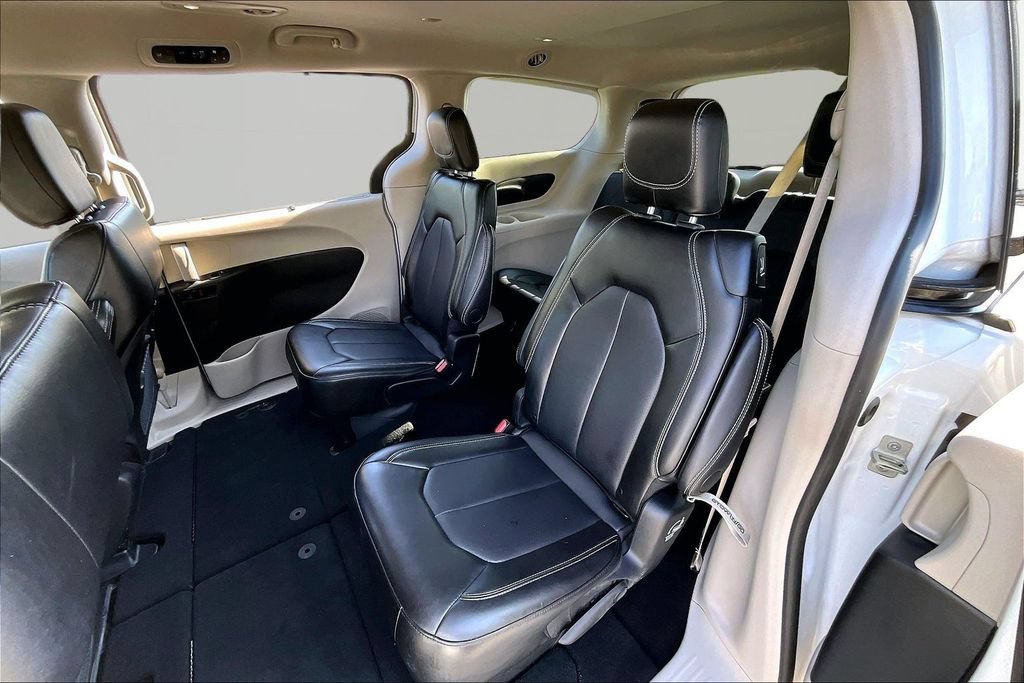 Used 2024 Chrysler Pacifica Touring-L FWD image 18