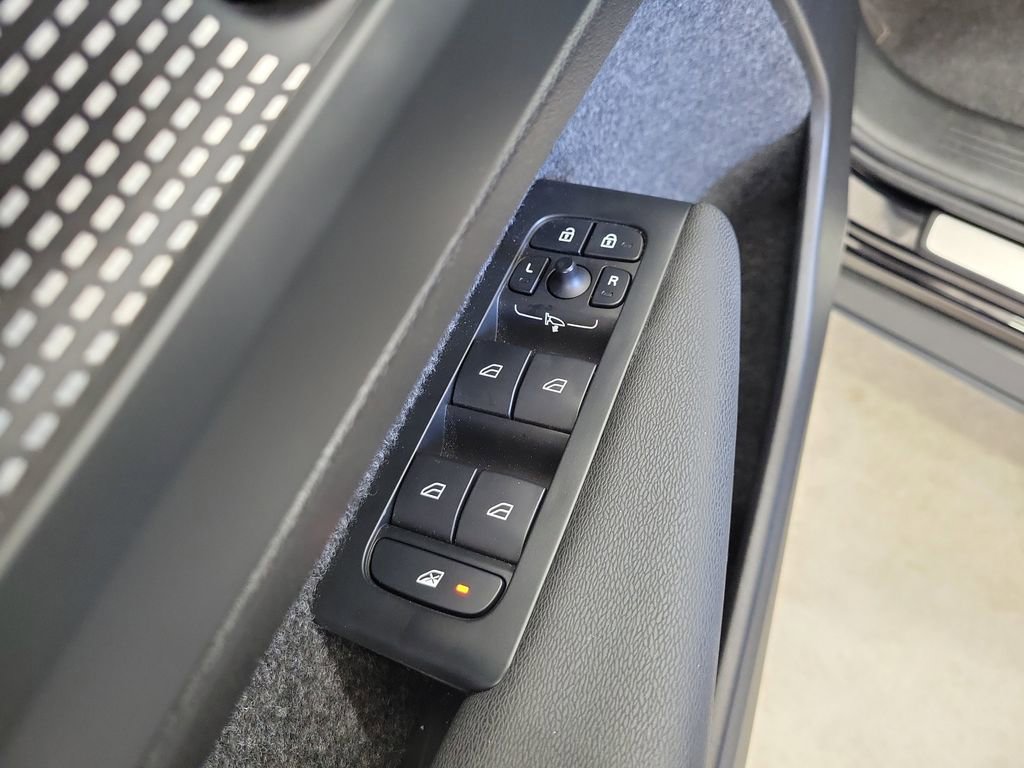 Used 2025 Volvo XC40 B5 Plus image 22