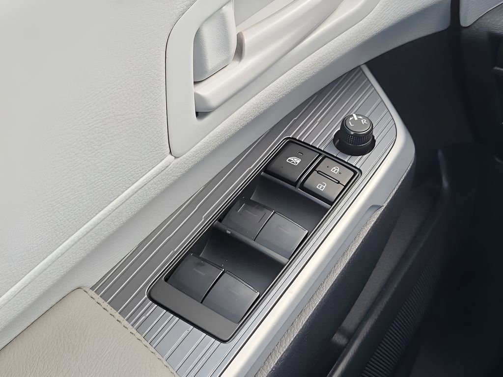 Used 2025 Toyota Sienna LE image 21