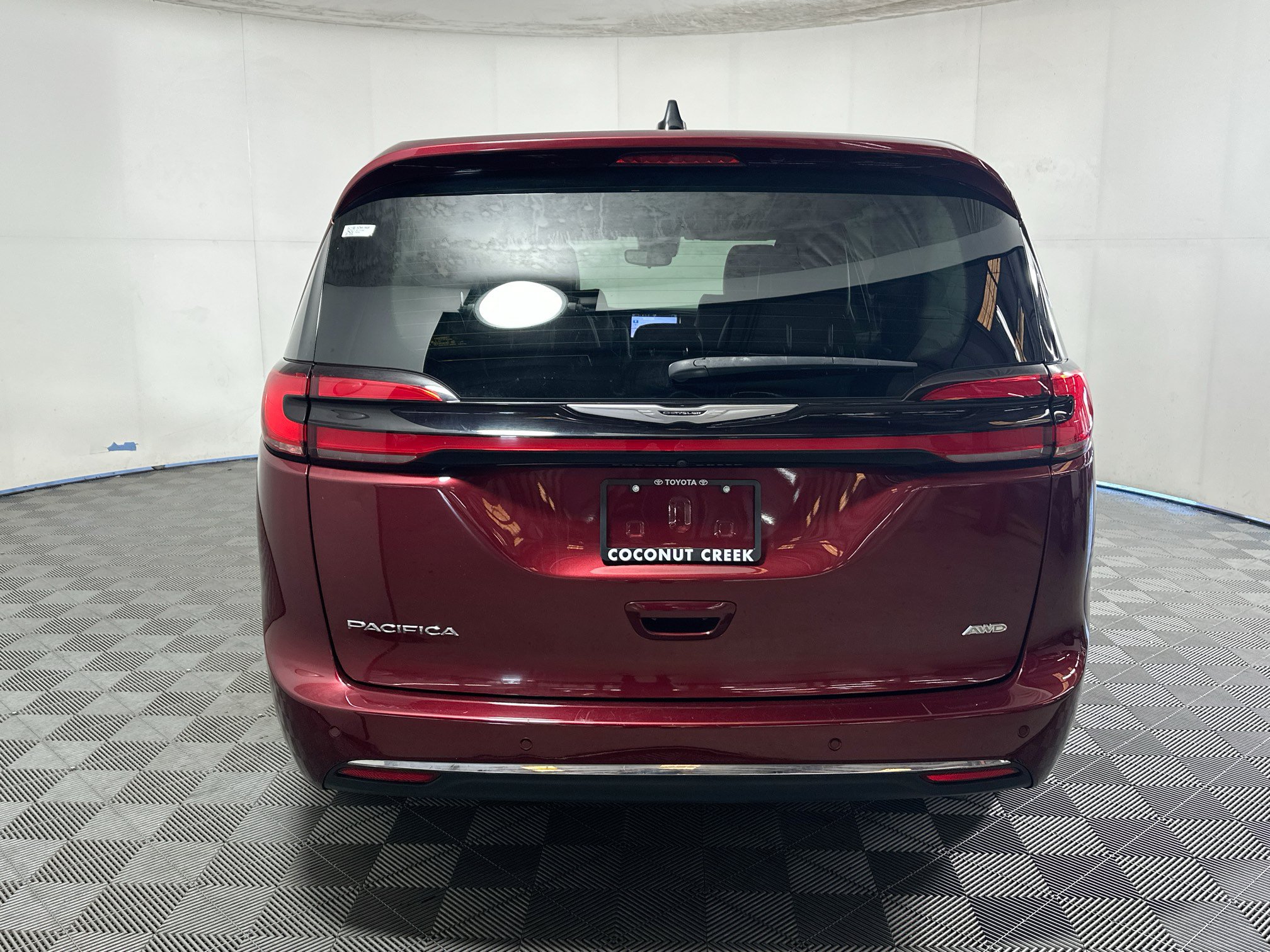 Used 2023 Chrysler Pacifica Touring-L AWD/4WD image 4