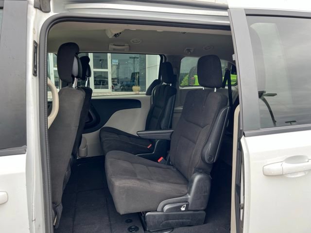Used 2015 Dodge Grand Caravan SXT w/ UConnect Hands-Free Group FWD image 19