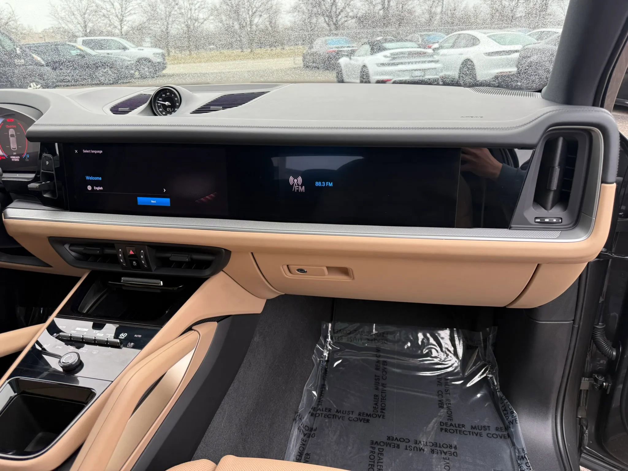 Used 2025 Porsche Cayenne E-Hybrid Sport Utility 4D w/ Premium Package Plus image 38