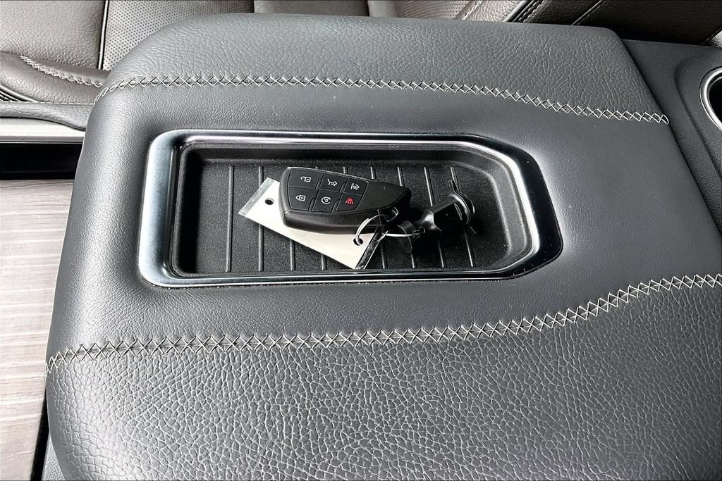 Used 2022 GMC Yukon Denali w/ Denali Premium Package AWD/4WD image 36