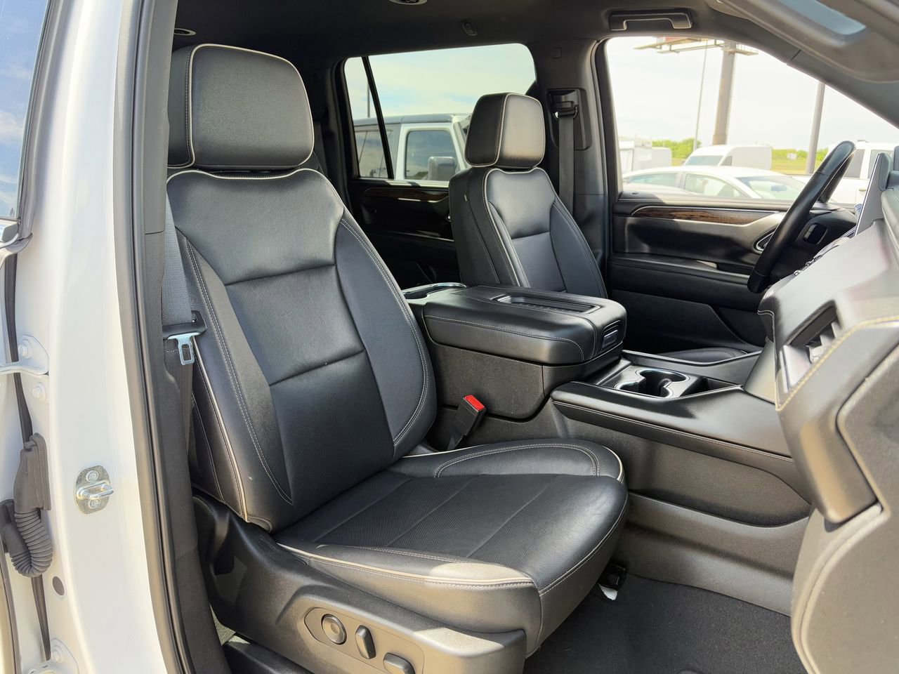 Used 2023 Chevrolet Suburban Premier image 32