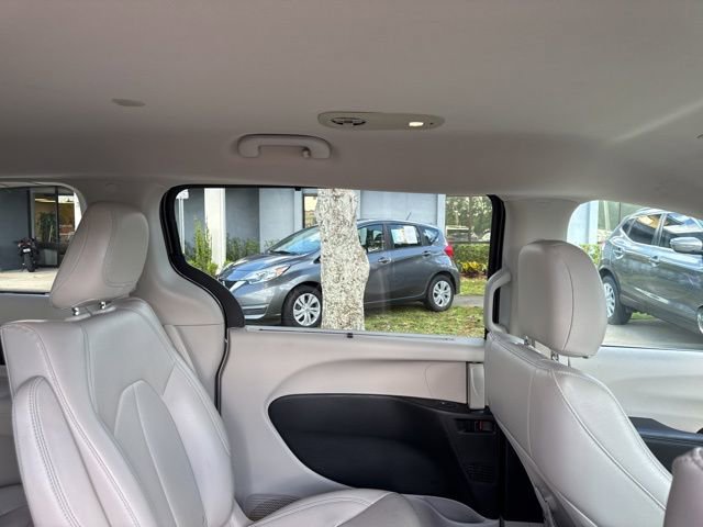 Used 2018 Chrysler Pacifica Touring-L FWD image 14