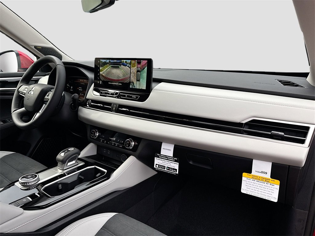 New 2025 Mitsubishi Outlander SE image 32
