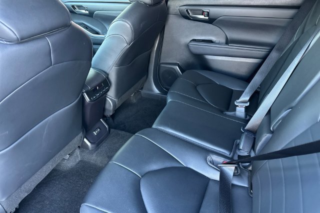 Used 2023 Toyota Highlander XLE FWD image 14