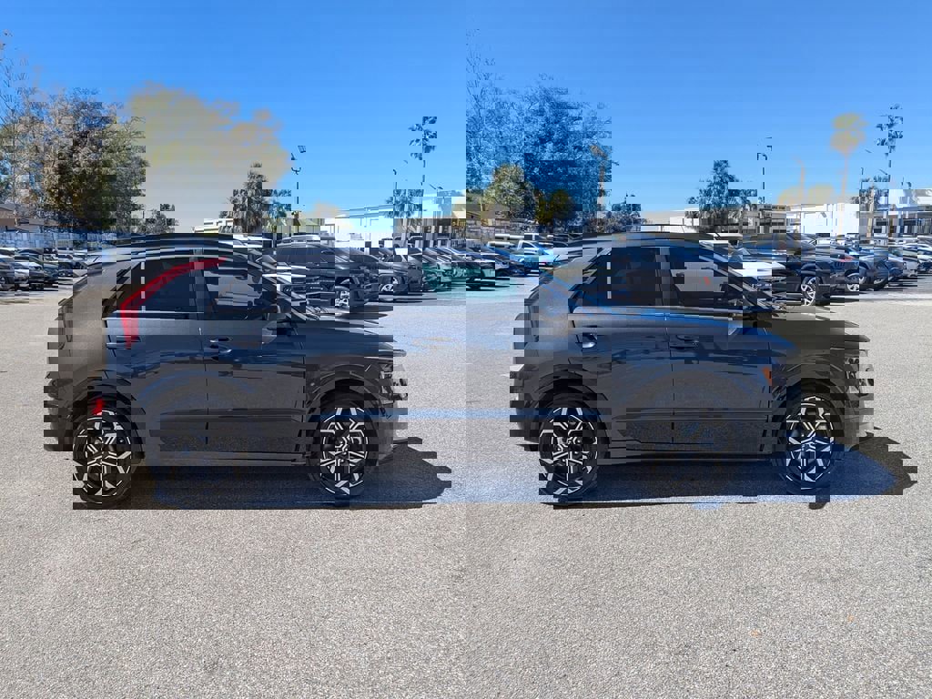 Used 2023 Kia Niro EX Touring image 3