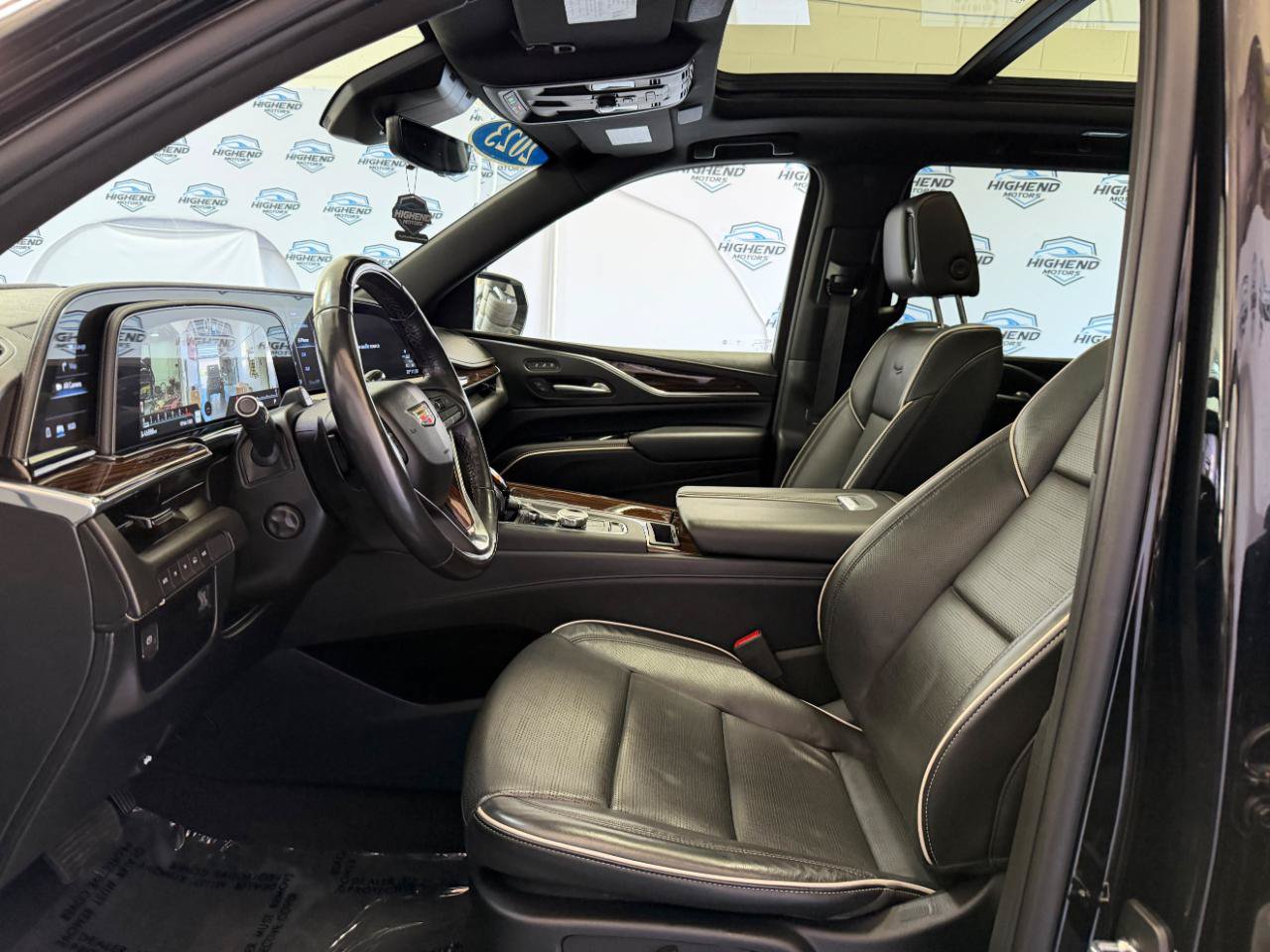 Used 2023 Cadillac Escalade Premium Luxury w/ LPO, Floor Liner Package AWD/4WD image 16