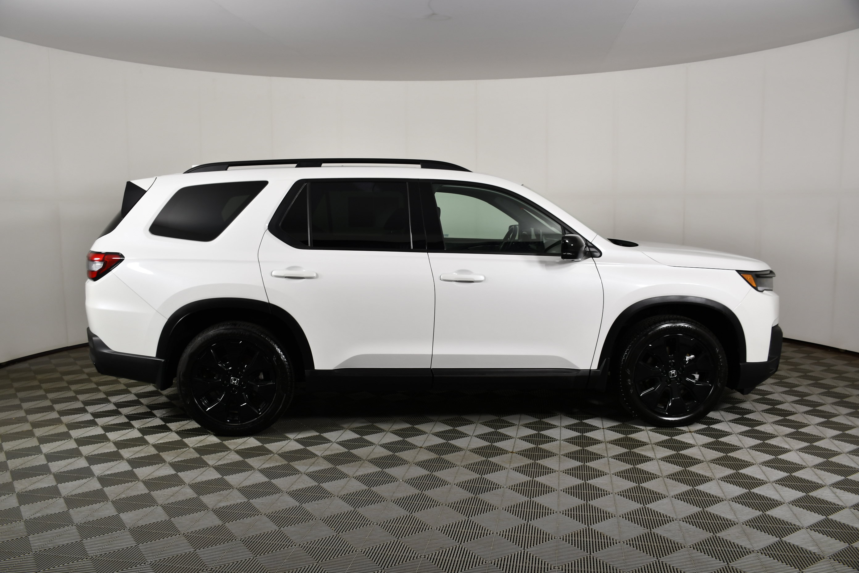 Certified 2026 Honda Pilot Black Edition image 5