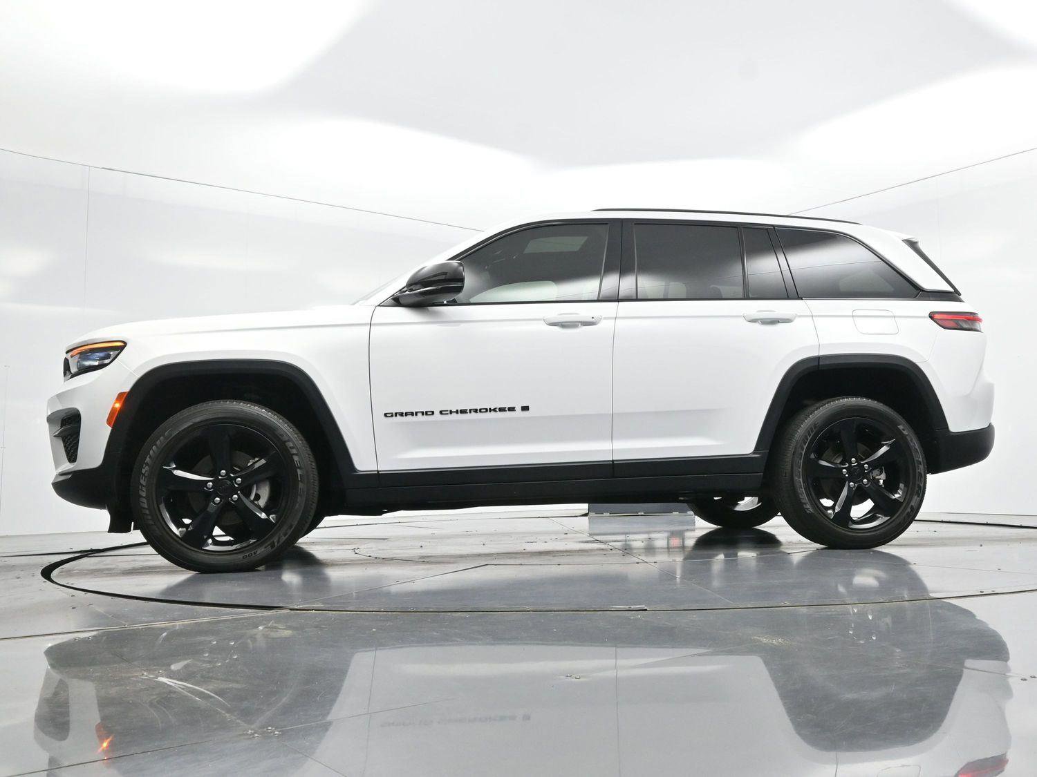Used 2023 Jeep Grand Cherokee Altitude AWD/4WD image 42