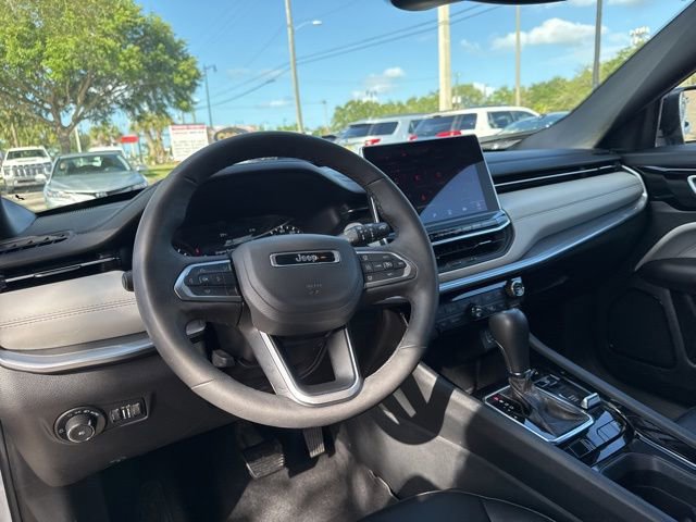 Used 2025 Jeep Compass Limited image 23