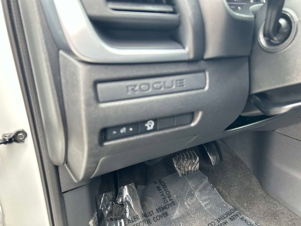 Used 2023 Nissan Rogue S image 19