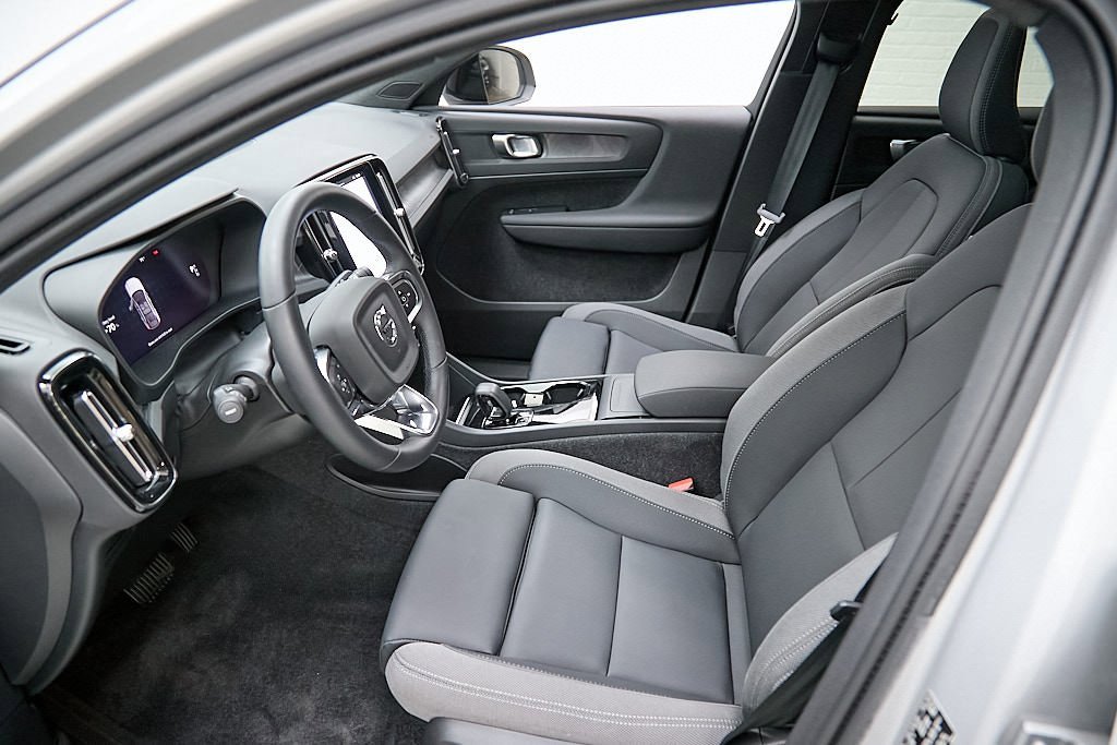 Certified 2023 Volvo C40 Recharge Core w/ Protection Package Premier image 19