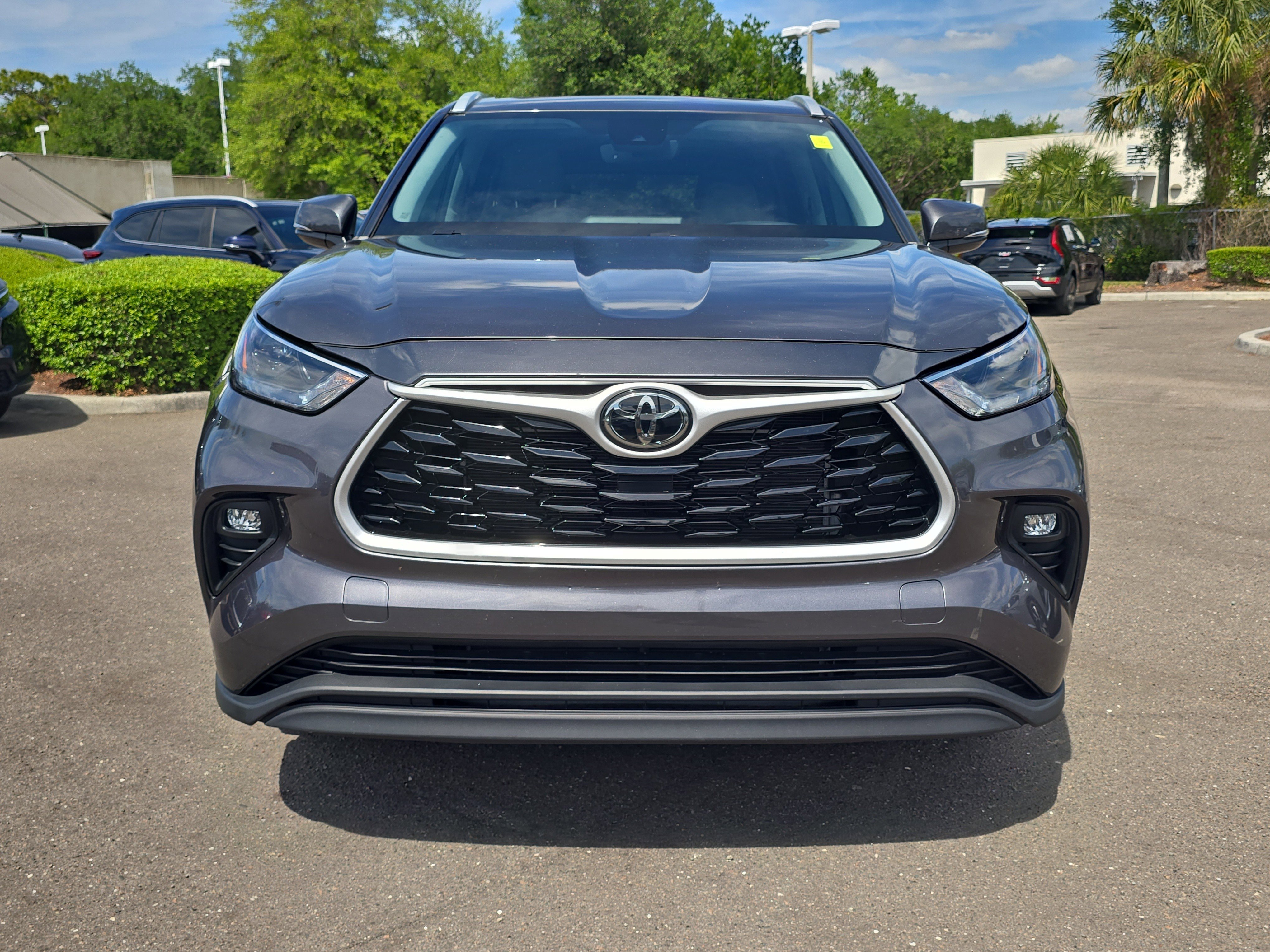 Used 2023 Toyota Highlander XLE image 3