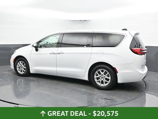 Used 2023 Chrysler Pacifica Touring-L FWD image 10