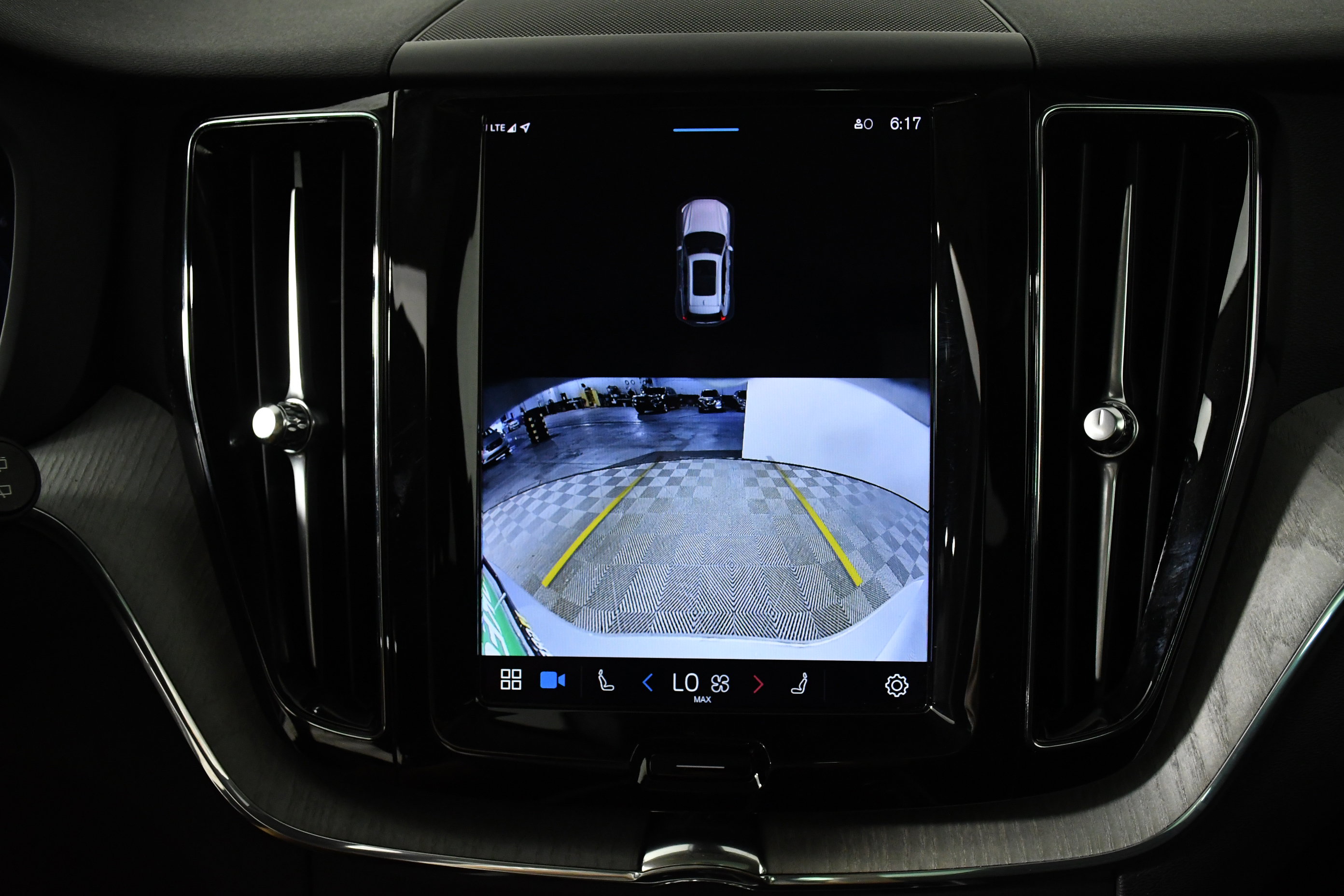 Used 2025 Volvo XC60 B5 Plus image 17