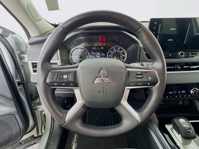 Used 2025 Mitsubishi Outlander SE image 12