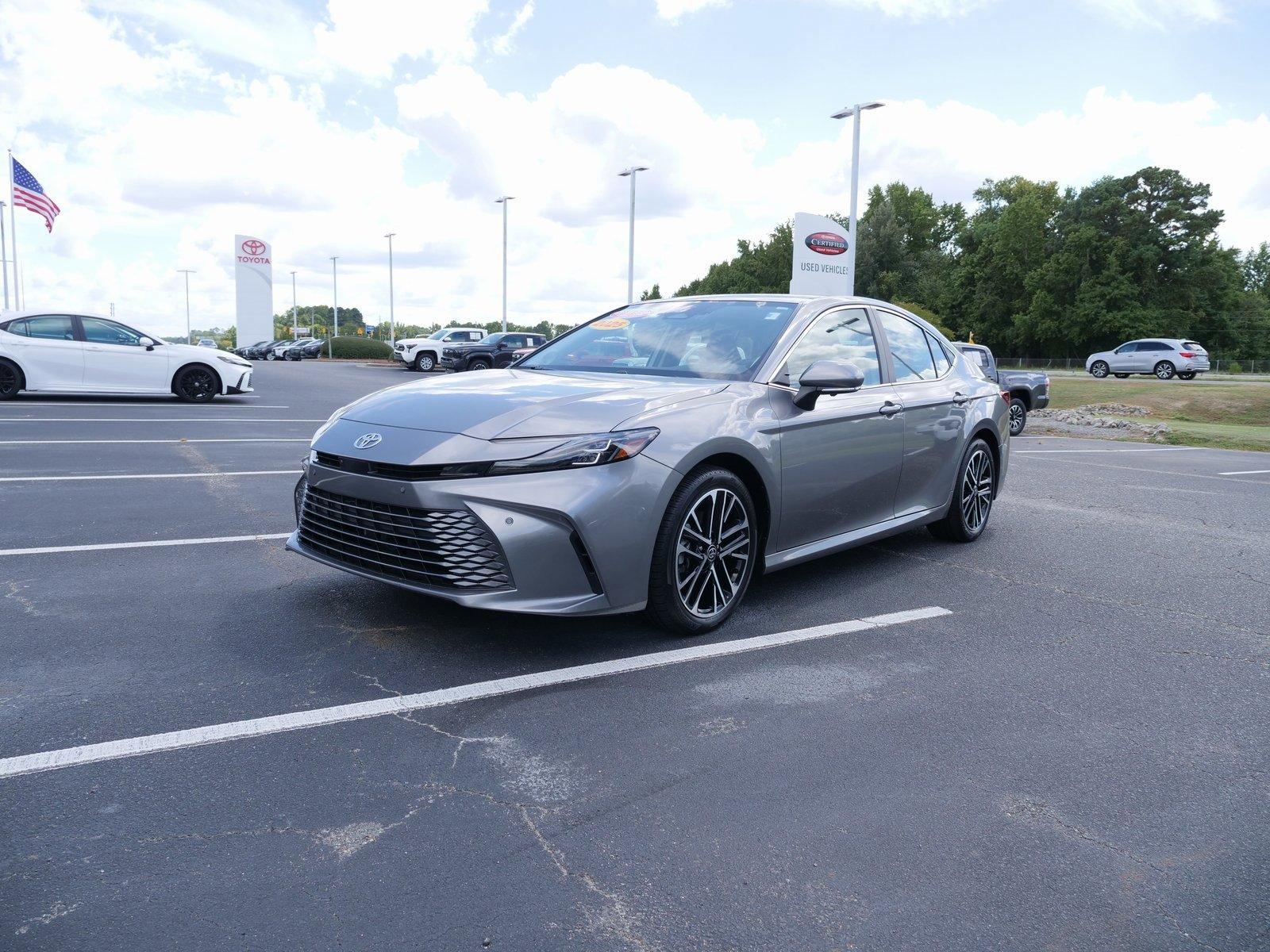 Used 2025 Toyota Camry XLE image 8