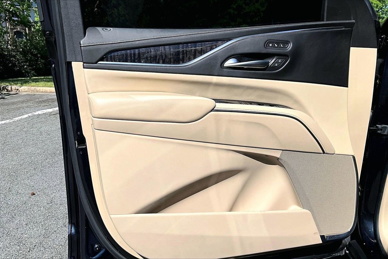 Used 2021 Cadillac Escalade Premium Luxury w/ LPO, Illumination Package AWD/4WD image 28