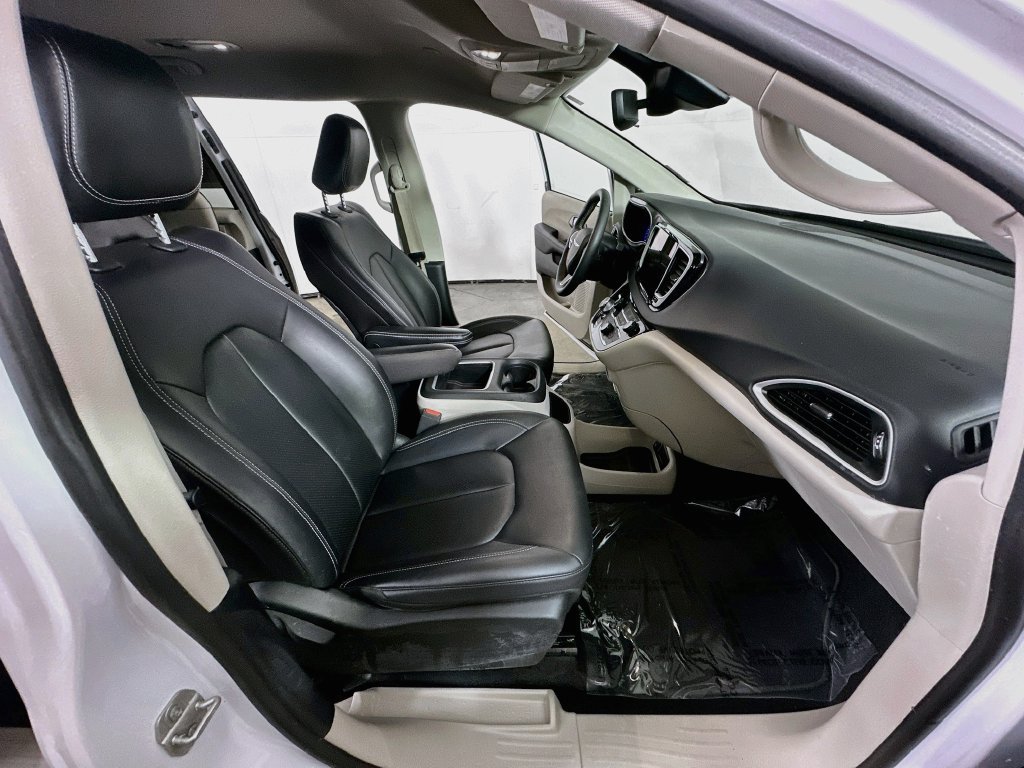 Used 2024 Chrysler Pacifica Touring-L FWD image 14