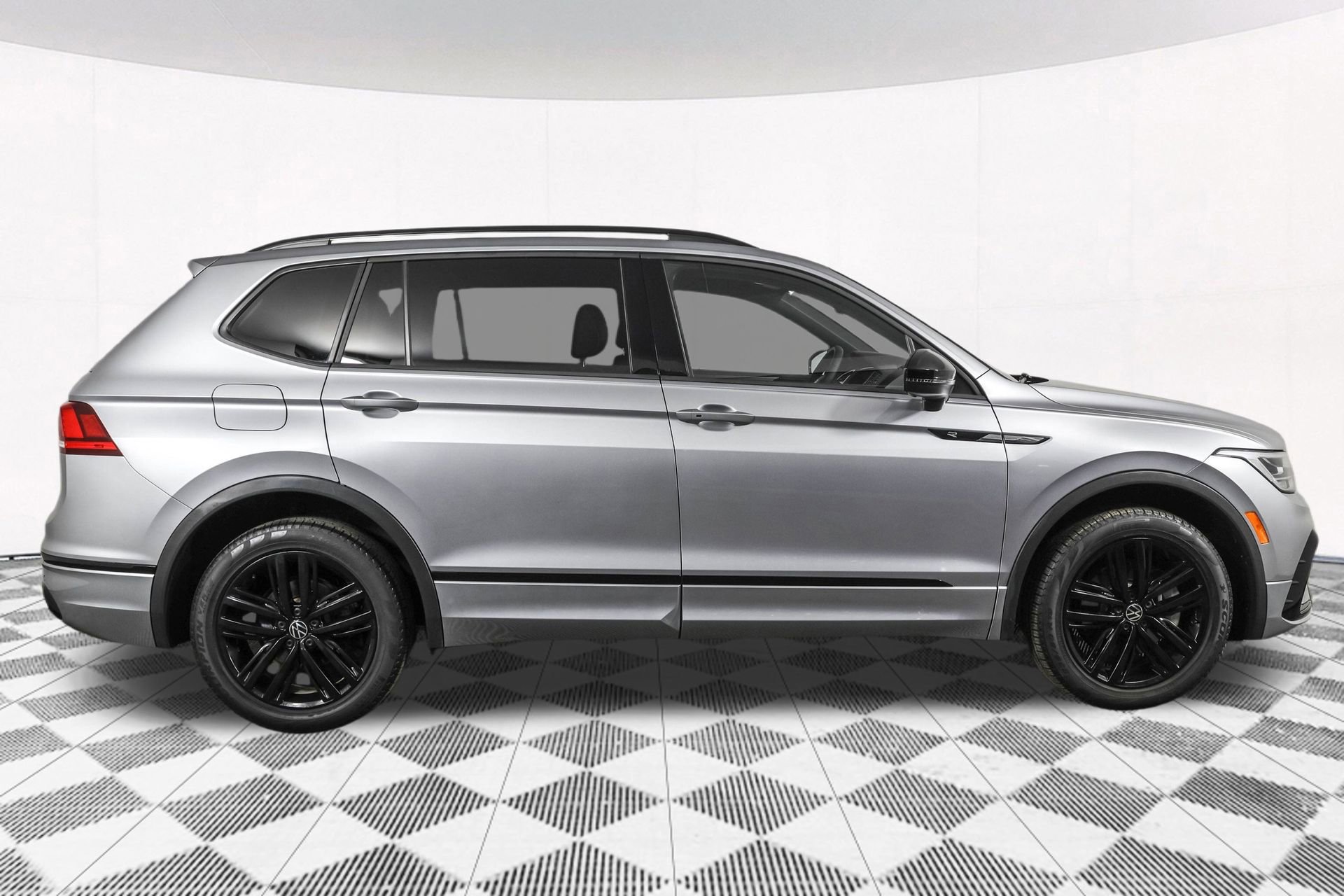 Used 2022 Volkswagen Tiguan SE R-Line image 12