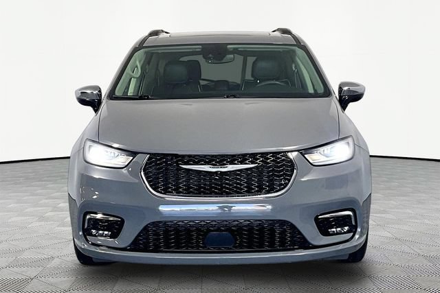 Used 2023 Chrysler Pacifica Limited FWD image 3