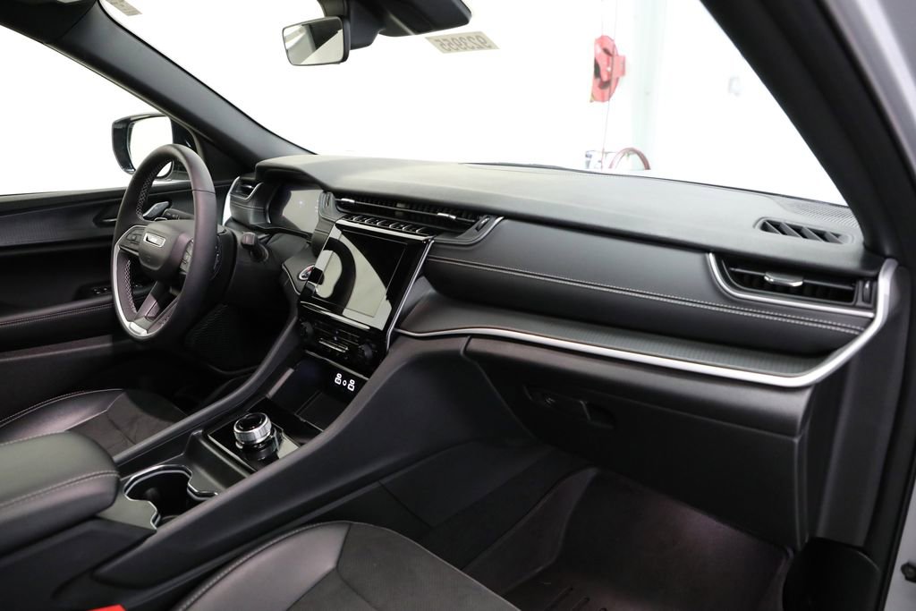 Used 2025 Jeep Grand Cherokee L Altitude image 13