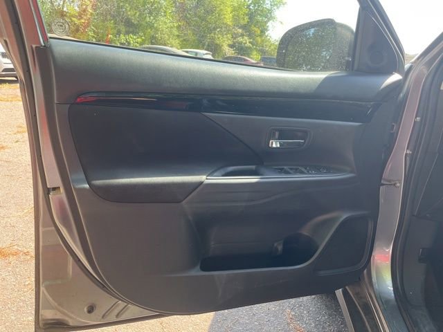 Used 2014 Mitsubishi Outlander SE AWD/4WD image 16