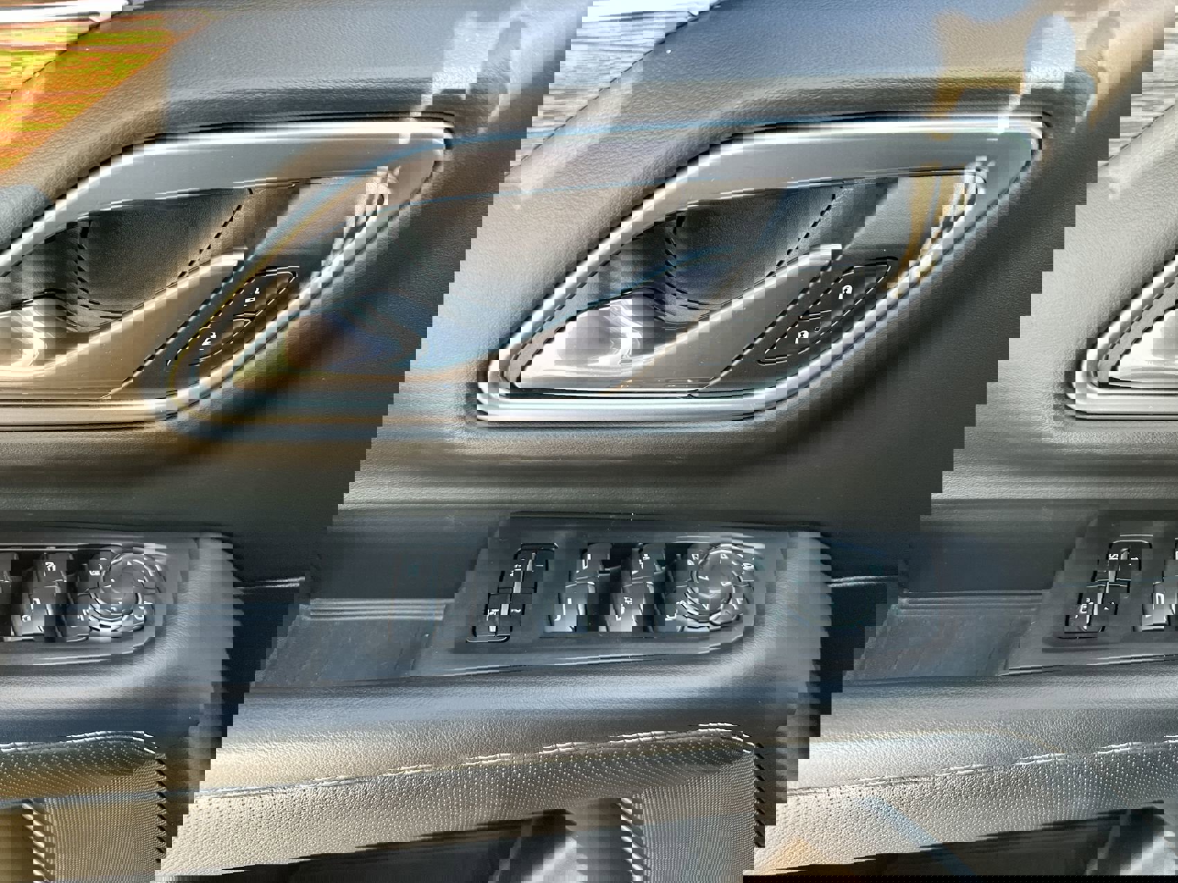 Used 2021 Chevrolet Tahoe Premier w/ Premium Package image 13