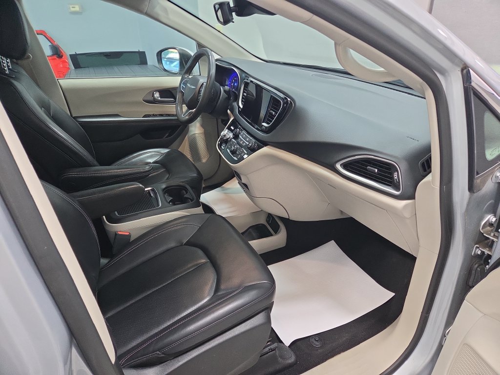Used 2023 Chrysler Pacifica Touring-L FWD image 18