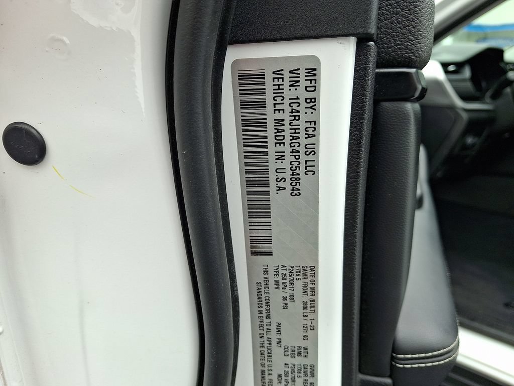 Used 2023 Jeep Grand Cherokee Laredo w/ Luxury Tech Group I AWD/4WD image 29