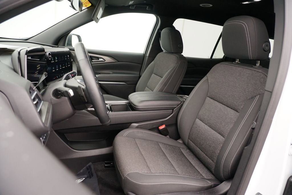 Used 2025 Chevrolet Traverse LT image 12