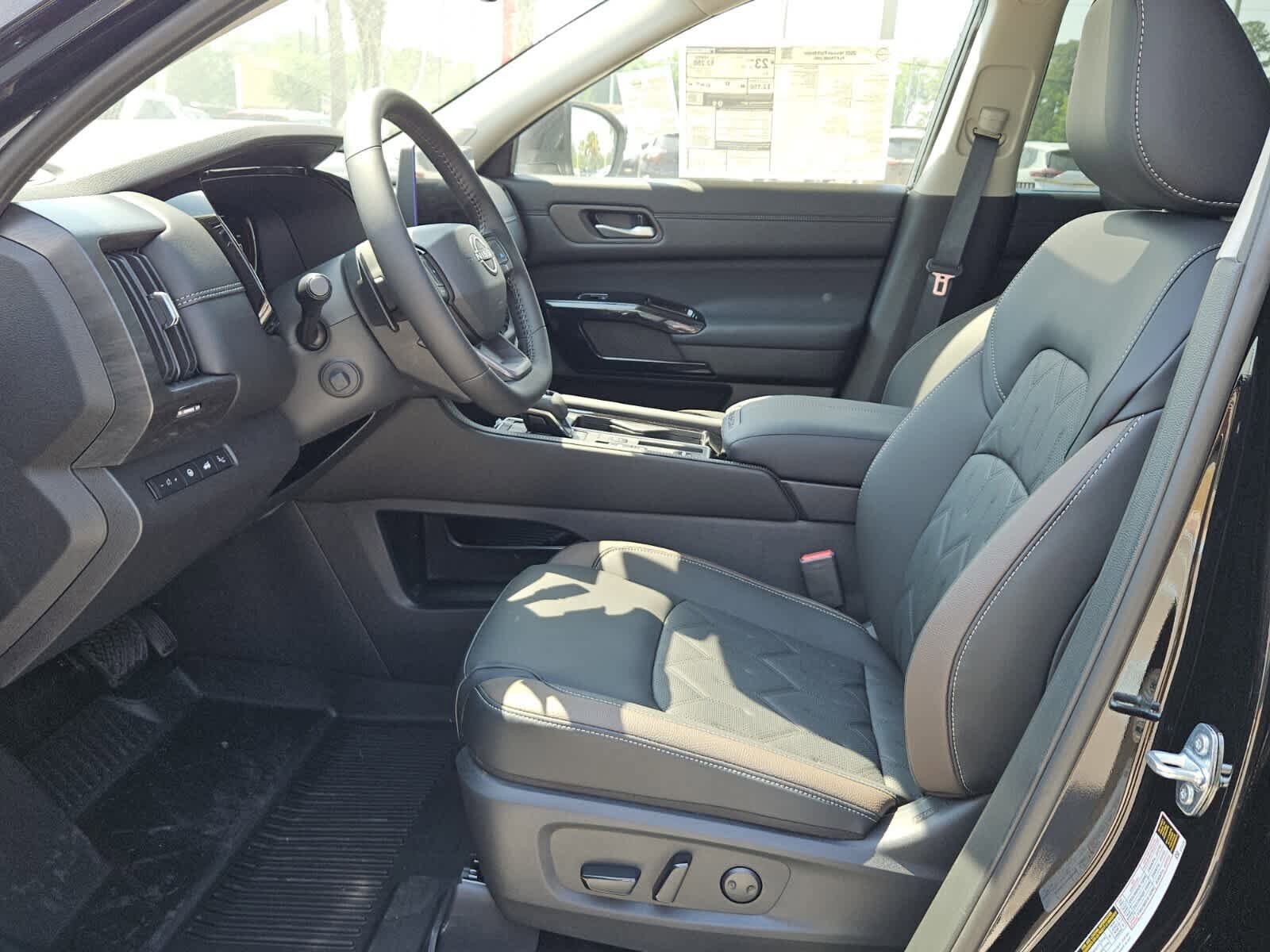 New 2026 Nissan Pathfinder Platinum FWD image 3