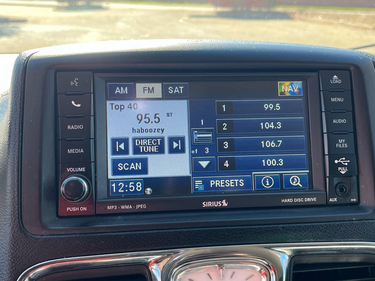 Used 2011 Chrysler Town & Country Touring-L image 19