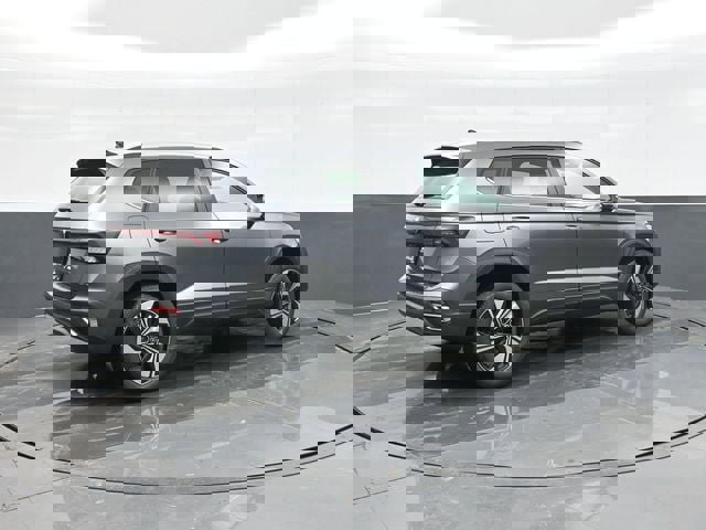 New 2026 Volkswagen Taos SE image 7