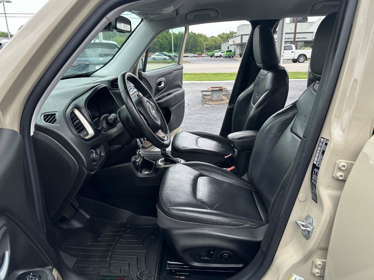 Used 2015 Jeep Renegade Limited AWD/4WD image 25