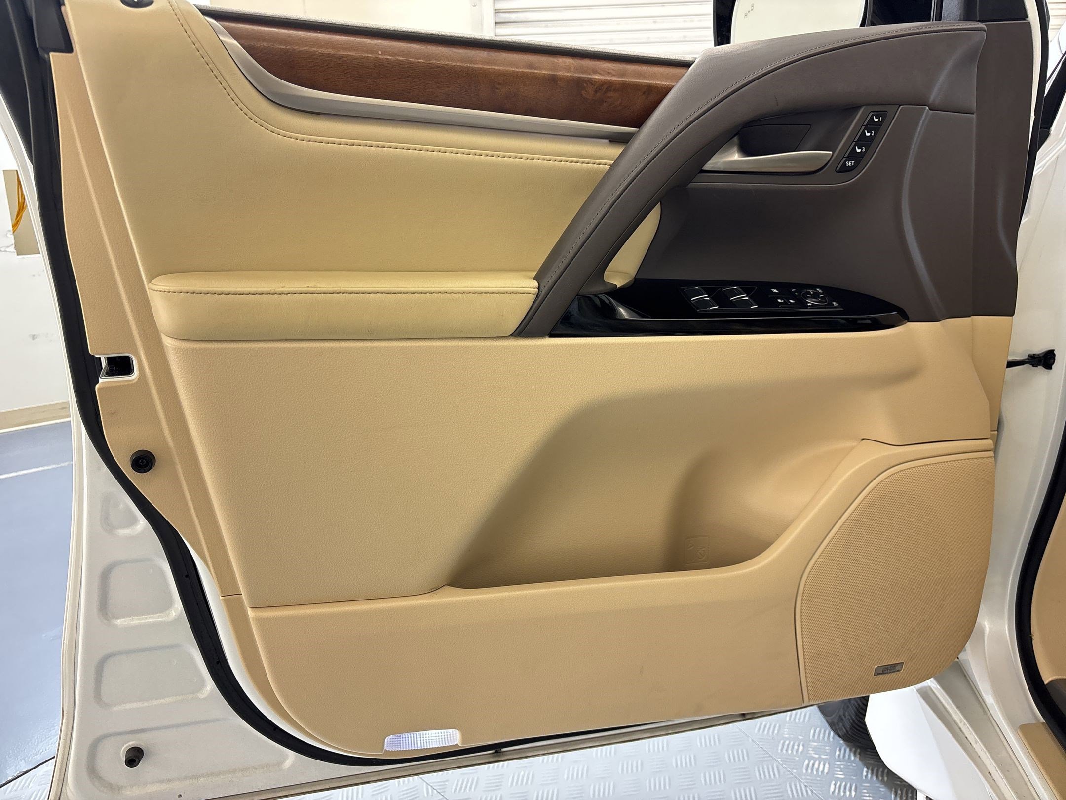 Used 2020 Lexus LX 570 4WD w/ Luxury Package image 21