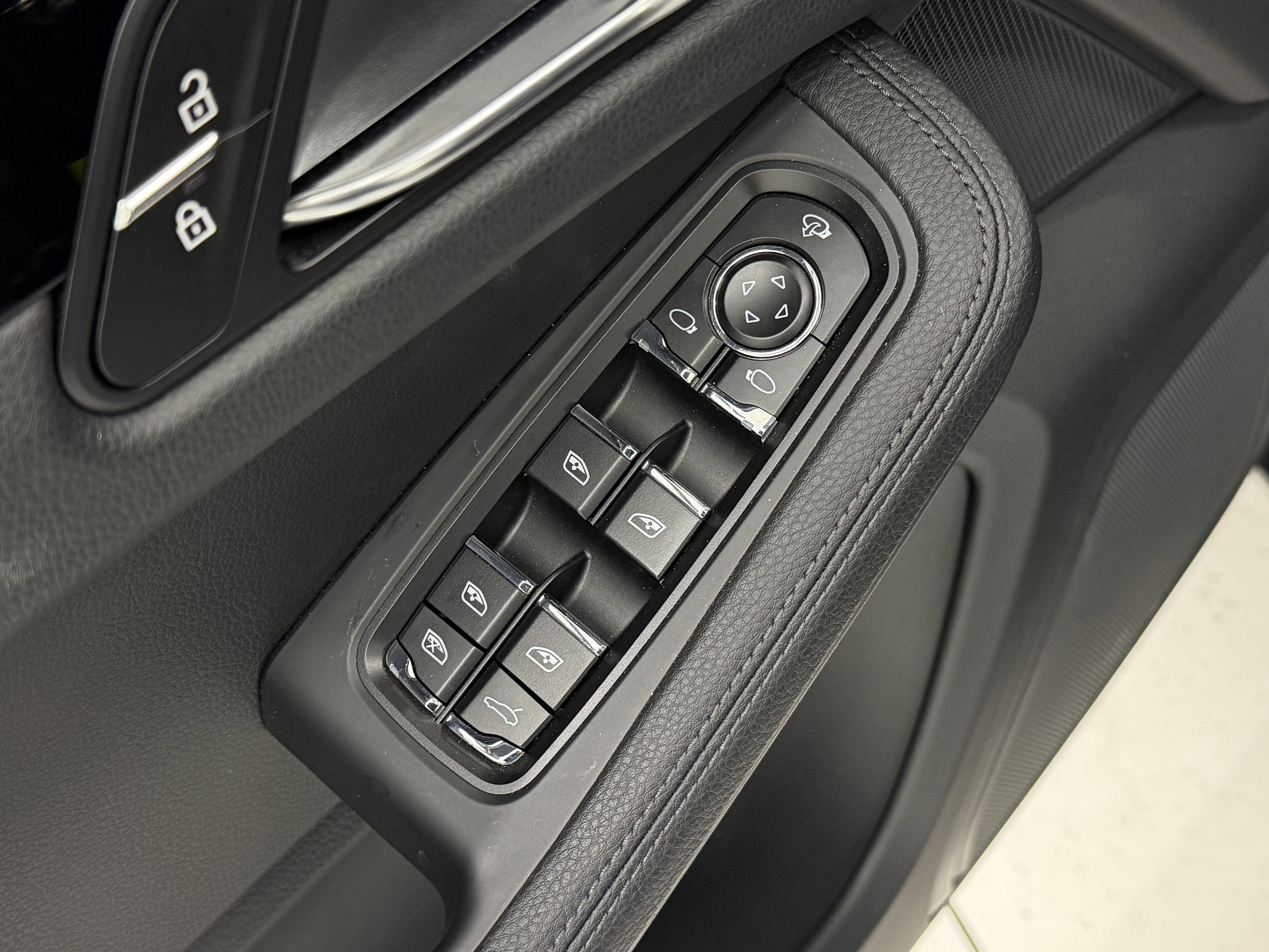 Certified 2025 Porsche Macan image 28