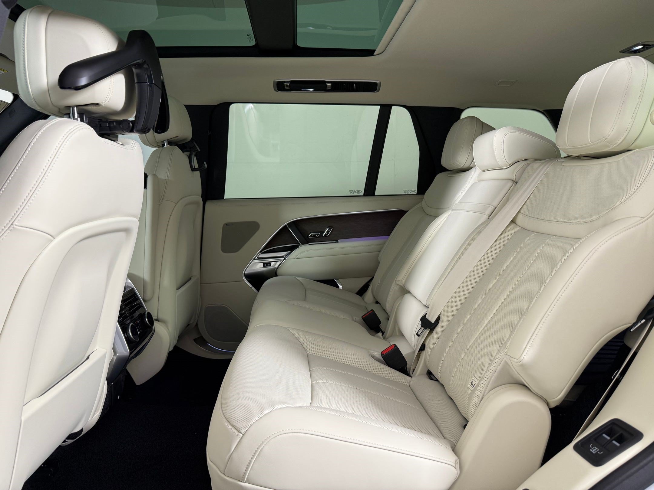 New 2026 Land Rover Range Rover Long Wheelbase SE AWD/4WD image 14