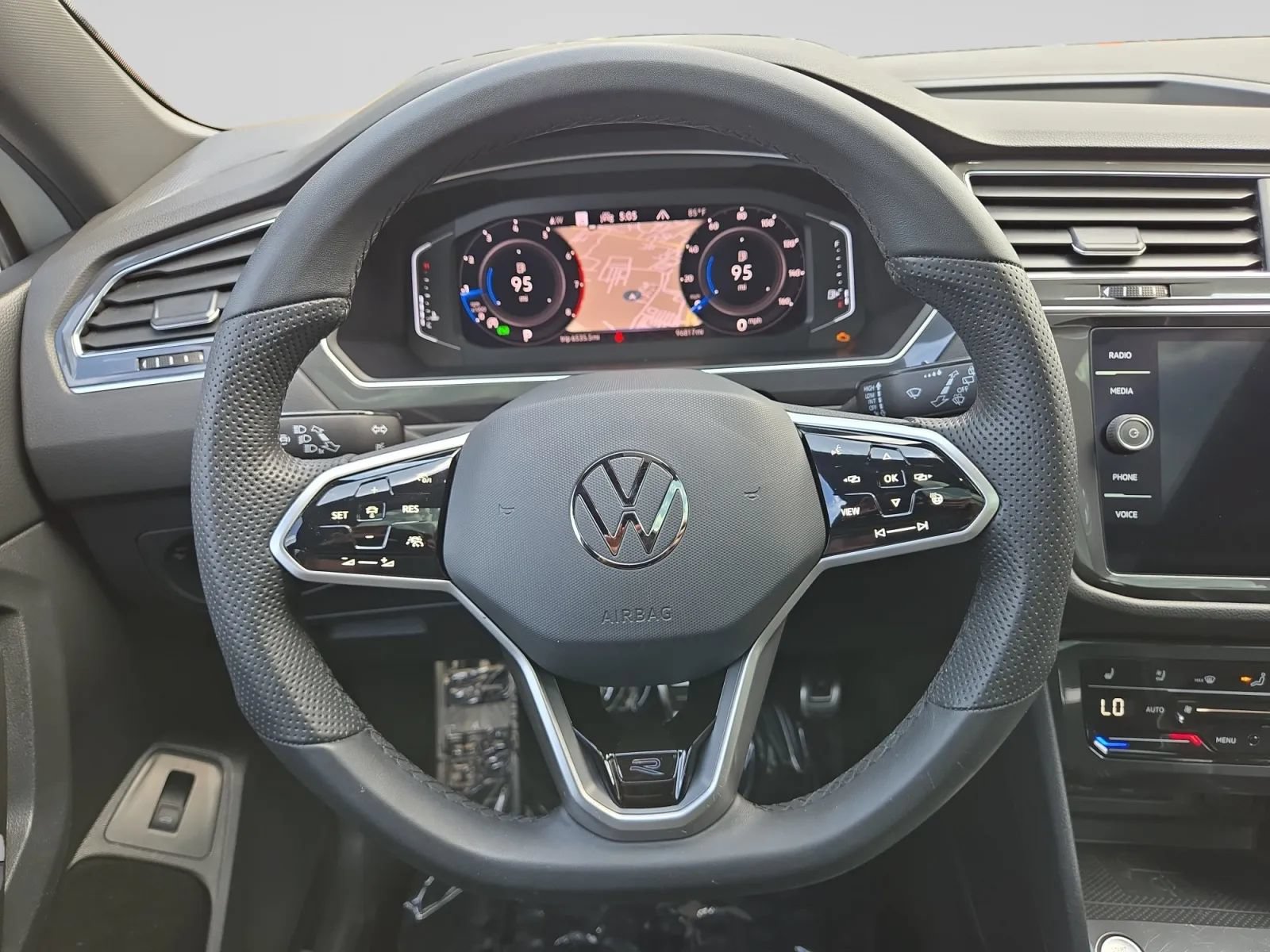 Used 2022 Volkswagen Tiguan SEL R-Line AWD/4WD image 19