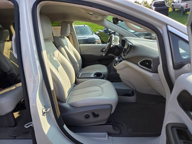 Used 2021 Chrysler Pacifica Touring-L w/ Uconnect Theater Family Group AWD/4WD image 12