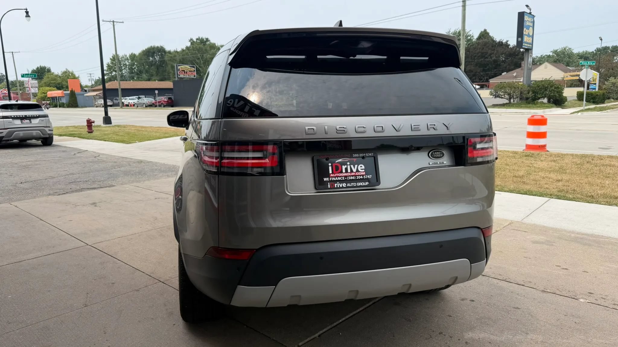Used 2017 Land Rover Discovery HSE AWD/4WD image 8