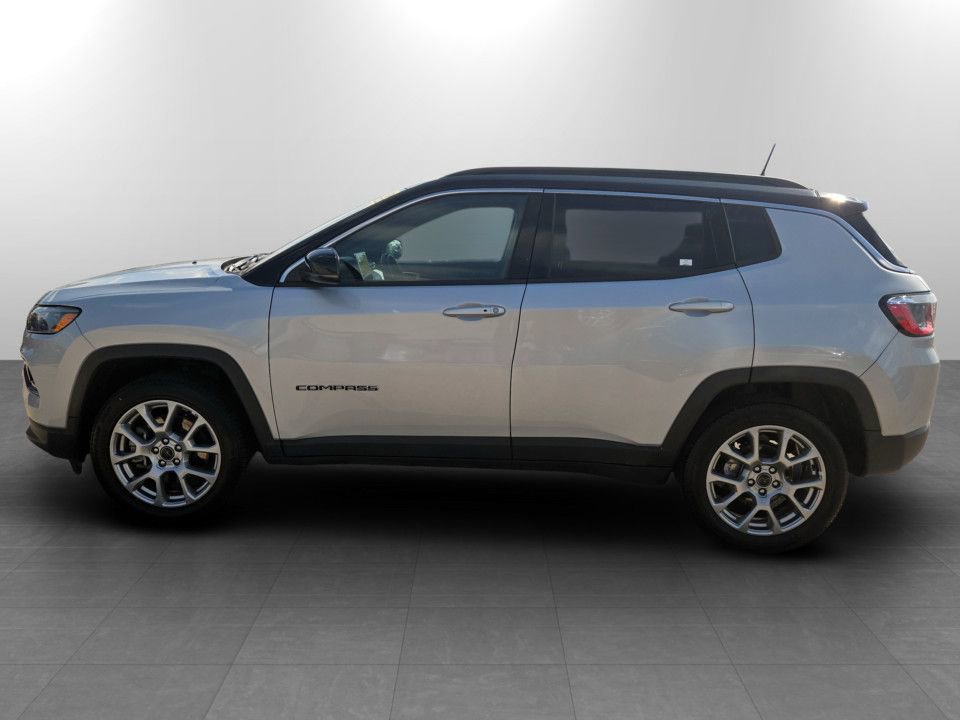 Used 2025 Jeep Compass Limited AWD/4WD image 9