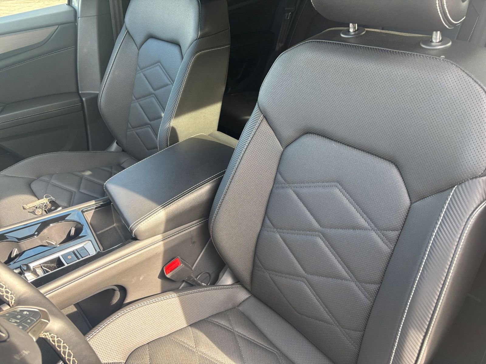 Used 2025 Volkswagen Atlas Cross Sport SE image 34