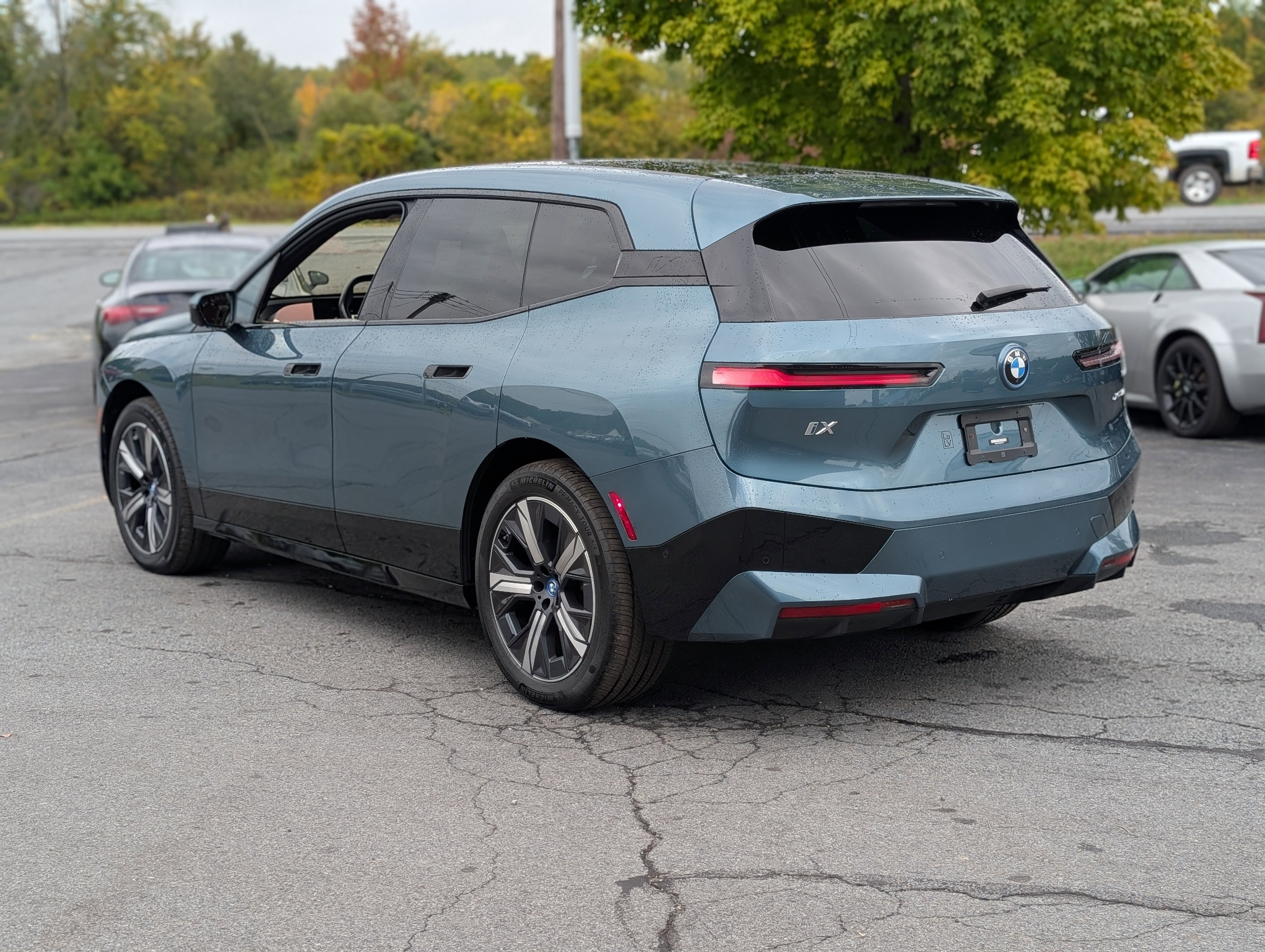 Used 2023 BMW iX xDrive50 w/ Sport Package image 9