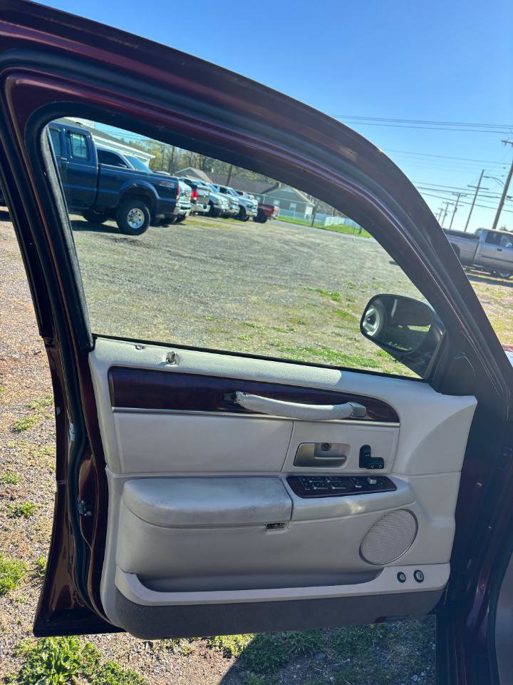 Used 2004 Lincoln Town Car Signature RWD image 17